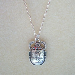 Collana Scarabeo Antico – Geroglifici & Dettagli Rubino