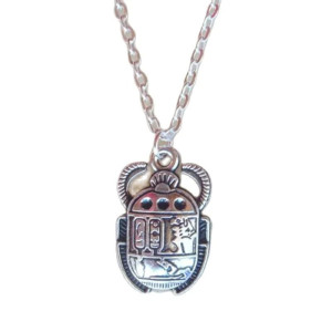 Collana Scarabeo Antico – Geroglifici & Dettagli Rubino