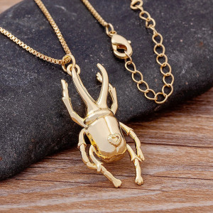 Collana Scarabeo Dorato con Cuore – Gioiello Unico e Simbolico
