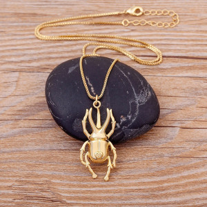 Collana Scarabeo Dorato con Cuore – Gioiello Unico e Simbolico