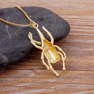 Collana Scarabeo Dorato con Cuore – Gioiello Unico e Simbolico