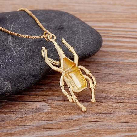 Collana Scarabeo Dorato con Cuore – Gioiello Unico e Simbolico