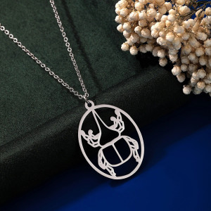 Collana Scarabeo Minimalista Reale – Dorata o Argentata