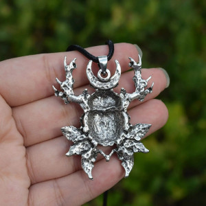 Collana Scarabeo Mistico – Luna, Foglie e Stella Incisa