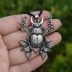Collana Scarabeo Mistico – Luna, Foglie e Stella Incisa
