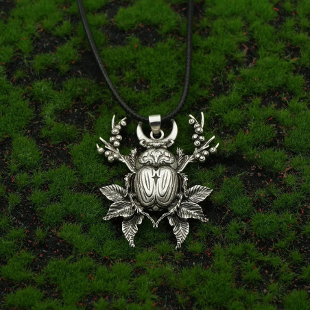 Collana Scarabeo Mistico – Luna, Foglie e Stella Incisa