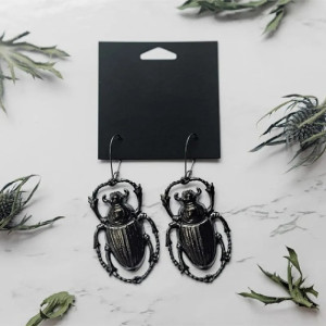 Orecchini Scarabeo Notturno – Gioiello Nero Metallizzato Totemico