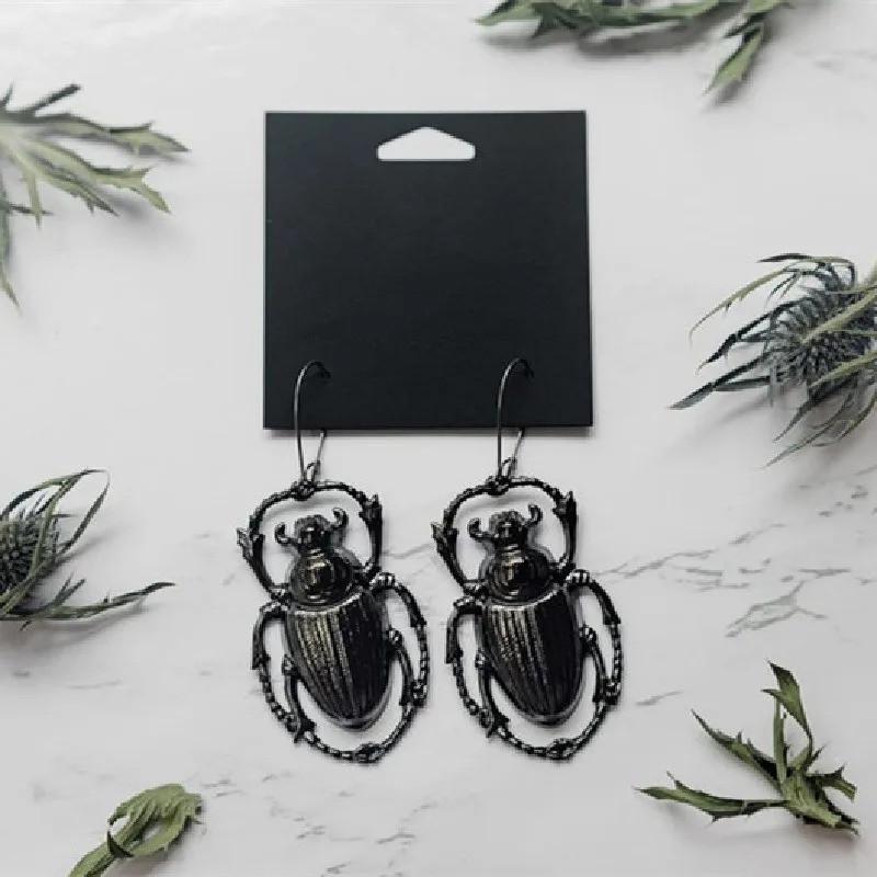 Orecchini Scarabeo Notturno – Gioiello Nero Metallizzato Totemico