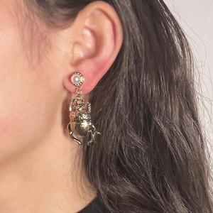 Orecchini Scarabeo Dorato e Perla – Stile Vintage & Chic