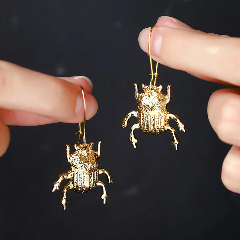 Orecchini Scarabeo Dorato | Gioiello Simbolico Unico