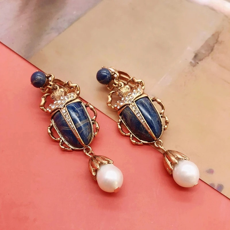 Orecchini Scarabeo Blu Reale & Perla – Ispirazione Antica