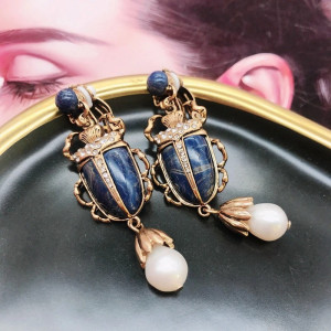 Orecchini Scarabeo Blu Reale & Perla – Ispirazione Antica