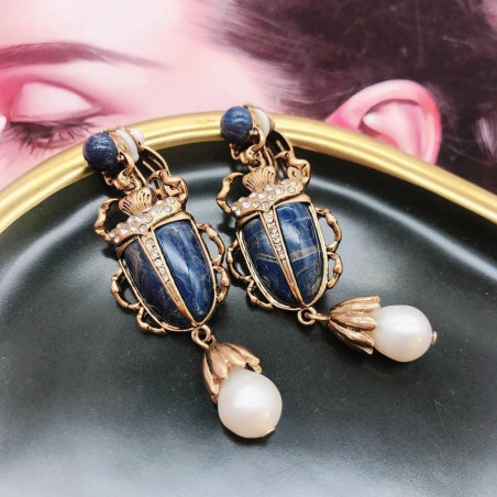 Orecchini Scarabeo Blu Reale & Perla – Ispirazione Antica
