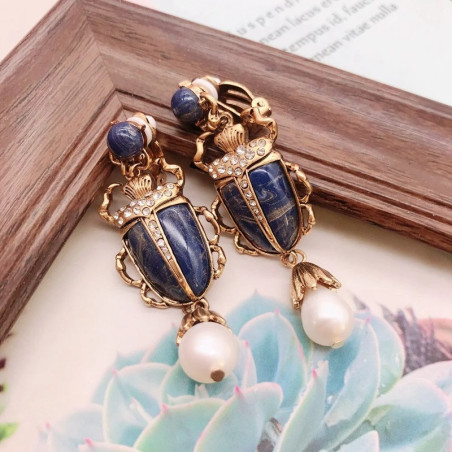 Orecchini Scarabeo Blu Reale & Perla – Ispirazione Antica