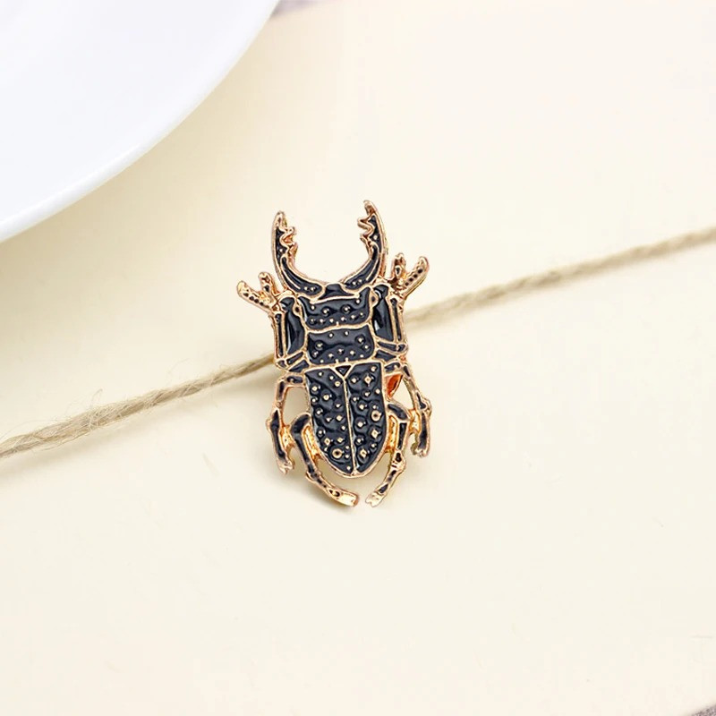 Spilla Scarabeo "Nero Imperiale" – Gioiello Smaltato e Simbolico