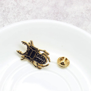 Spilla Scarabeo "Nero Imperiale" – Gioiello Smaltato e Simbolico