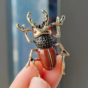 Spilla Scarabeo Castagna – Eleganza Foresta & Mandibole Dorate