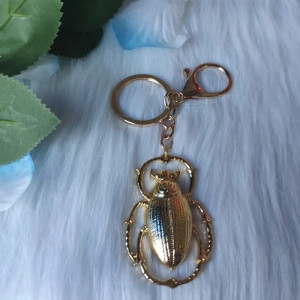 Portachiavi Scarabeo Cromato – Riflessi Dorati e Colori Eleganti
