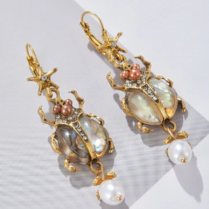 Orecchini Scarabeo Perla Reale – Eleganza Madreperla & Oro