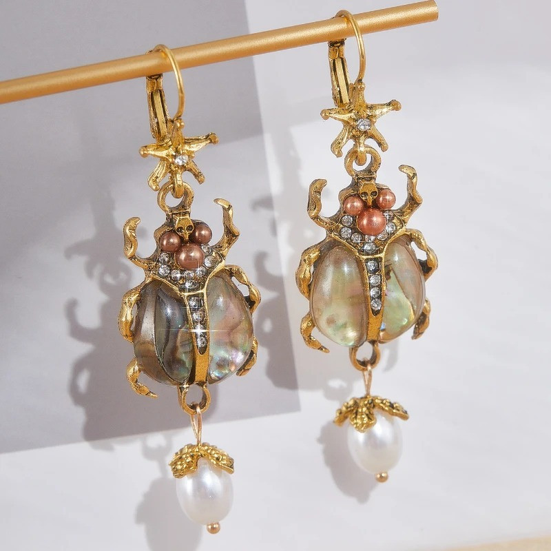 Orecchini Scarabeo Perla Reale – Eleganza Madreperla & Oro