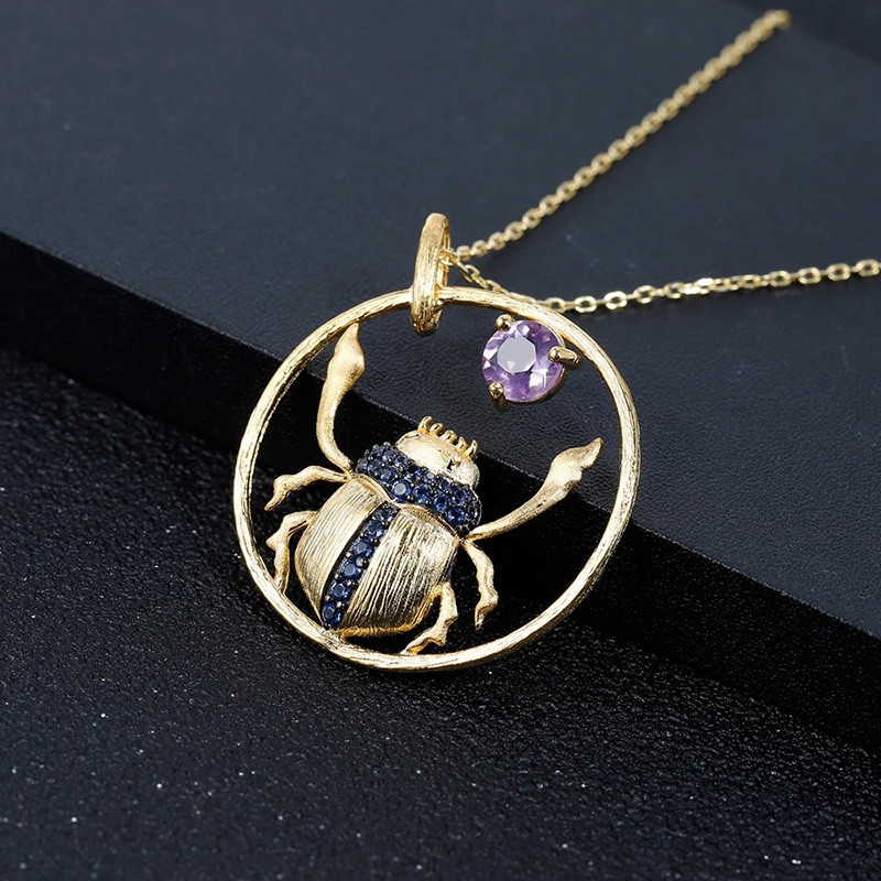 Collana Scarabeo "Danza Solare" – Cerchio Dorato & Cristallo Viola