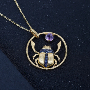 Collana Scarabeo "Danza Solare" – Cerchio Dorato & Cristallo Viola