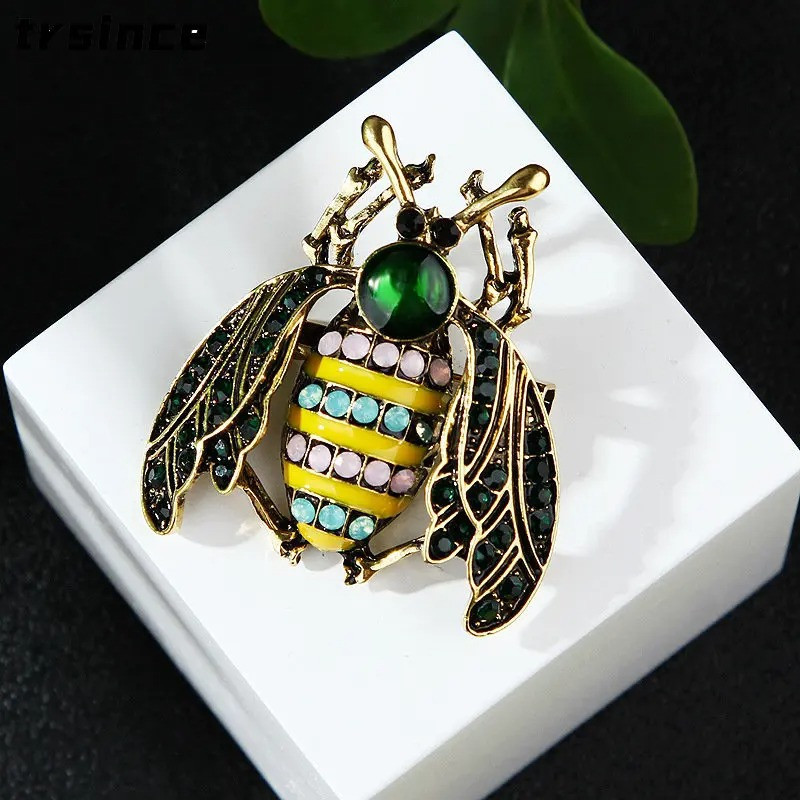 Spilla Ape Smeraldo Reale - Gioiello Elegante e Naturale!