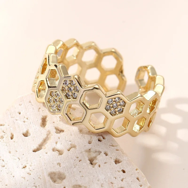 Anello Ape Alveare Dorato: Gioiello Esagonale Chic e Raffinato!