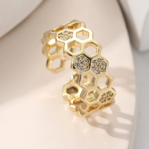 Anello Ape Alveare Dorato: Gioiello Esagonale Chic e Raffinato!