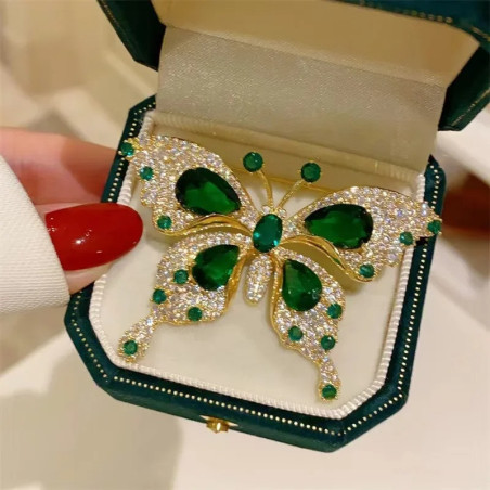 Spilla Farfalla Smeraldo Reale: un Gioiello Chic & Elegante!