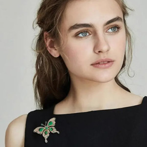 Spilla Farfalla Smeraldo Reale: un Gioiello Chic & Elegante!