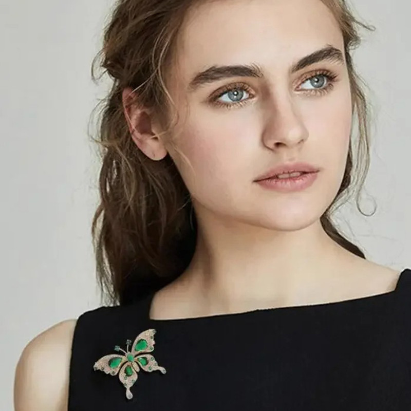 Spilla Farfalla Smeraldo Reale: un Gioiello Chic & Elegante!