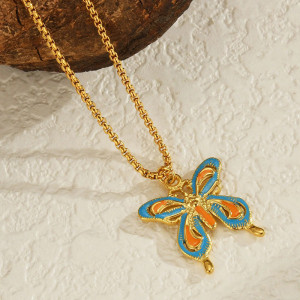 Collana Farfalla Pastello: Gioiello Dorato Elegante & Femminile!