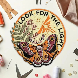Toppa Ricamata Farfalla "Look for the Light" | 1001api