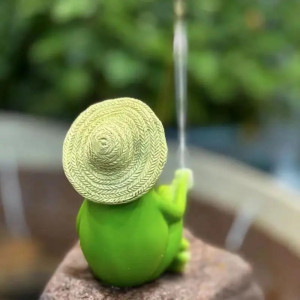Statuetta Solare Rana su Monopattino – Déco Giardino Luminosa!