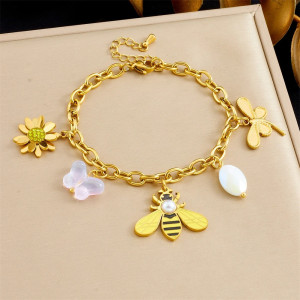 Bracciale ape con ciondoli floreali e perla su tessuto chiaro
