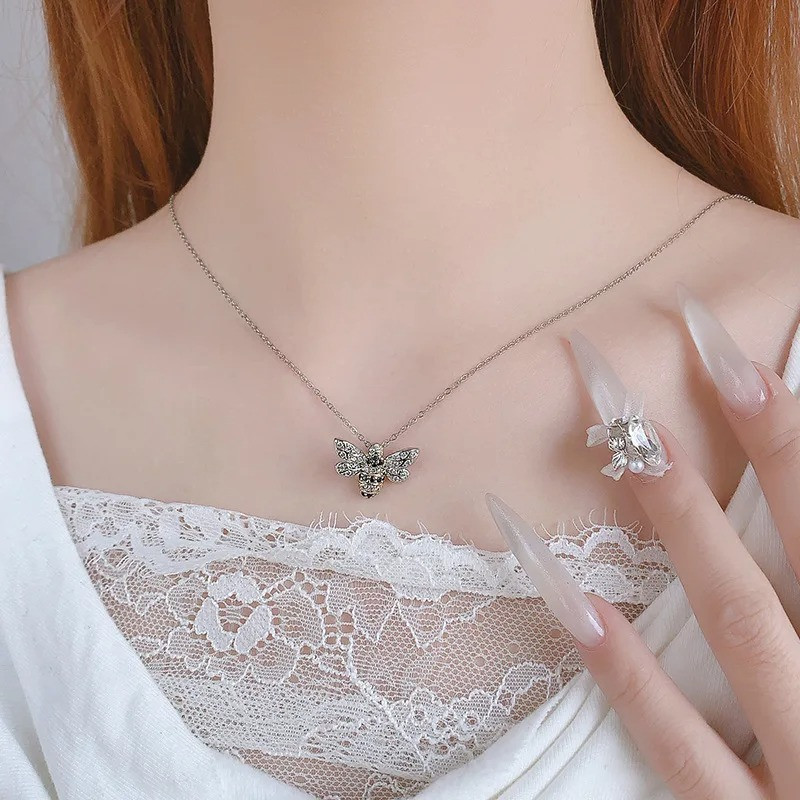Collana Ape Splendore Cristallino indossata
