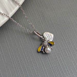 Dettaglio Collana Ape Perla di Miele Colore Argento