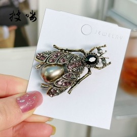 Broche Abeille couleur dorée incrustée de strass