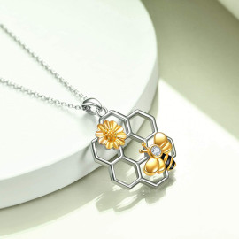 Magnifique Collier pendentif abeille strass et tournesol couleur or sur nid nid d'abeille couleur argent déta