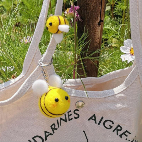 Porte-clés tout doux en feutre  une abeille pour vos secrets
