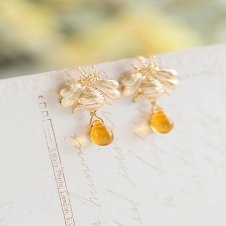 détails Pendants d'oreille abeille et goutte de miel