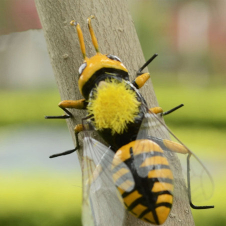 vue dessu Figurine d'insecet en argile pour le jardin