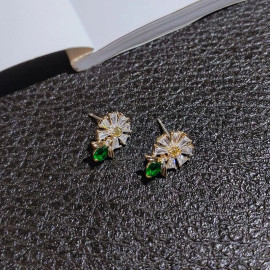 vue complète boucle d'oreilles Marguerite et abeille vert emeraude Marie-Antoinette