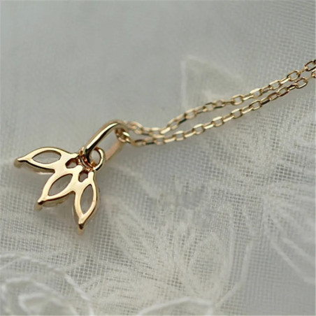 Pendentif précieux aux pétales porte-bonheur vue arrière