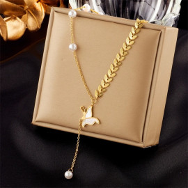 Collier papillon volant ailes coquillage et pendant perle blanche