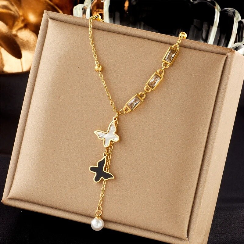Collier papillon duo de papillons blancs et noir avec pendant perle blanche