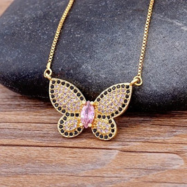 Collier avec pendentif papillon grand strass rose