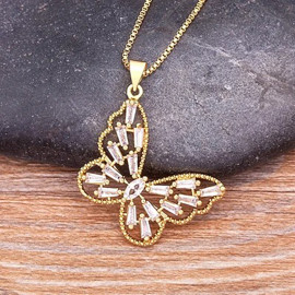 Collana elegante con ciondolo farfalla scintillante - 2 modelli!