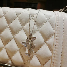 Magnifique Collier papilion vol de 4 papillons